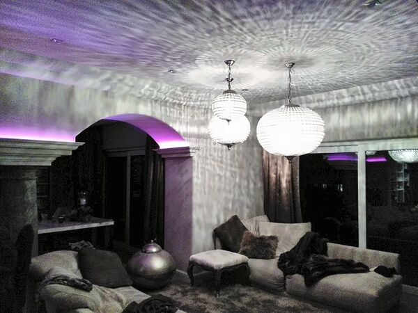 Salon z ozdobnym oświetleniem sufitowym
