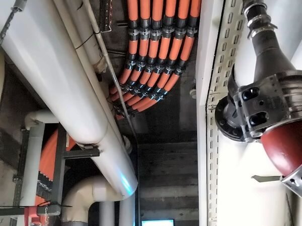 Instalacje rurowe i elektryczne pod stropem
