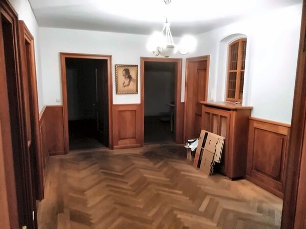 Hol z boazerią i parkietem