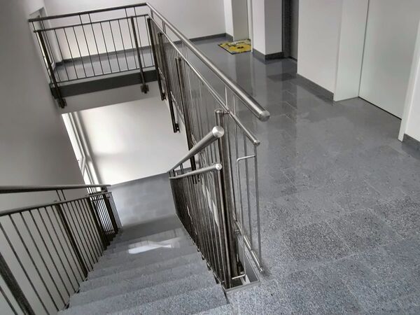 Klatka schodowa z balustradą i posadzką z płytek
