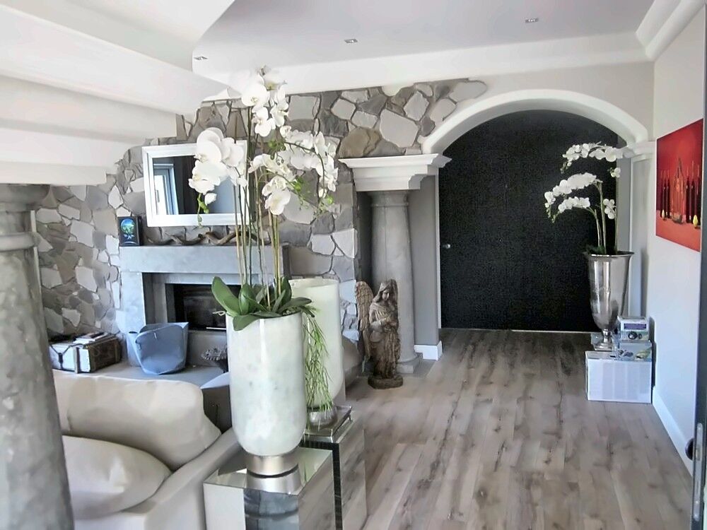 Wykończony salon z łukiem i kolumnami – realizacja IQ Technik